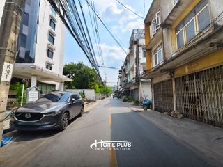 For sale 3 bedrooms retail Space in Khlong Toei, Bangkok