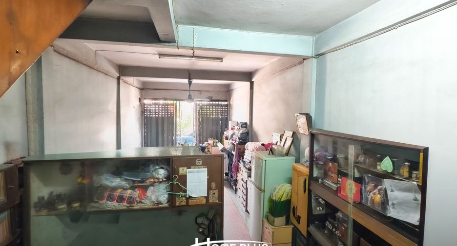 For sale 3 bedrooms retail Space in Khlong Toei, Bangkok