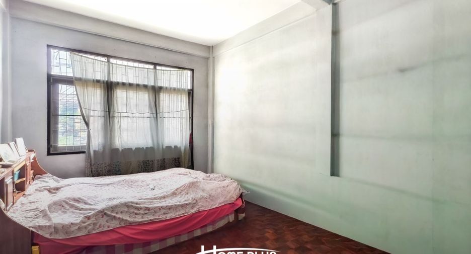 For sale 3 bedrooms retail Space in Khlong Toei, Bangkok