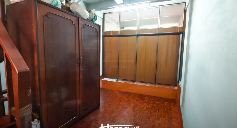 For sale 3 bedrooms retail Space in Khlong Toei, Bangkok