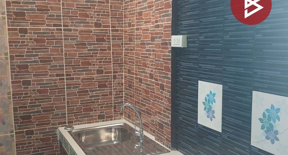 For sale 5 bedrooms house in Mueang Uttaradit, Uttaradit