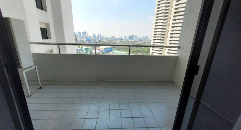 For rent 3 bedrooms condo in Watthana, Bangkok