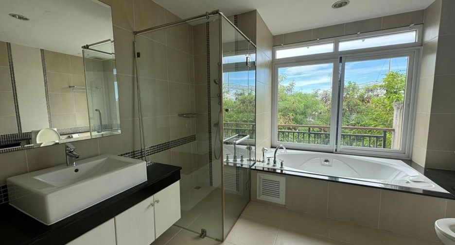 Casa en alquiler de 4 habitaciones en Bang Lamung, Chonburi