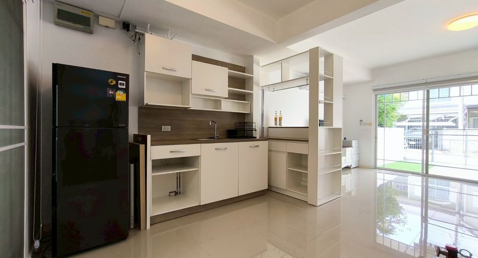 For rent 2 bedrooms townhouse in Bang Phli, Samut Prakan