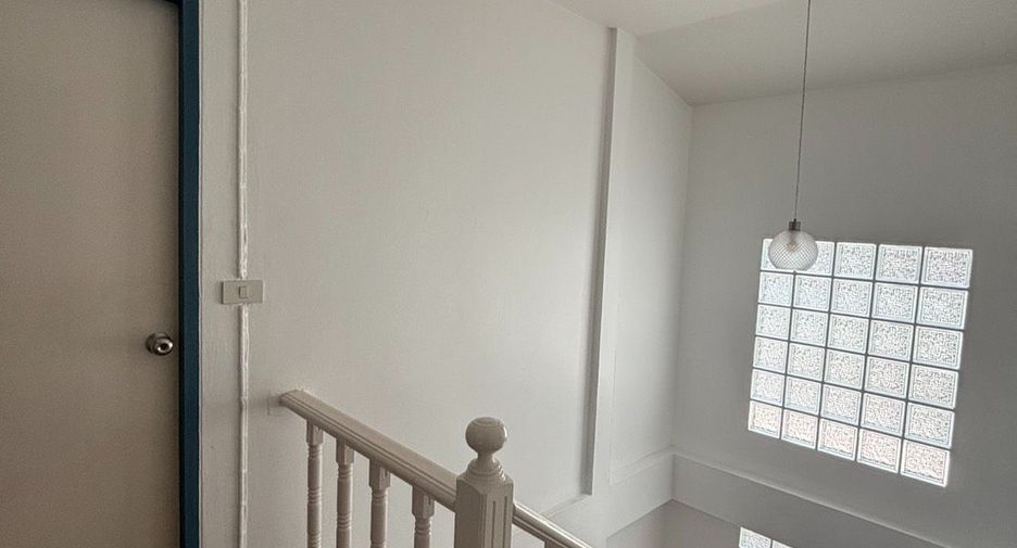Haus zur Miete mit 3 Zimmer in Huai Khwang, Bangkok