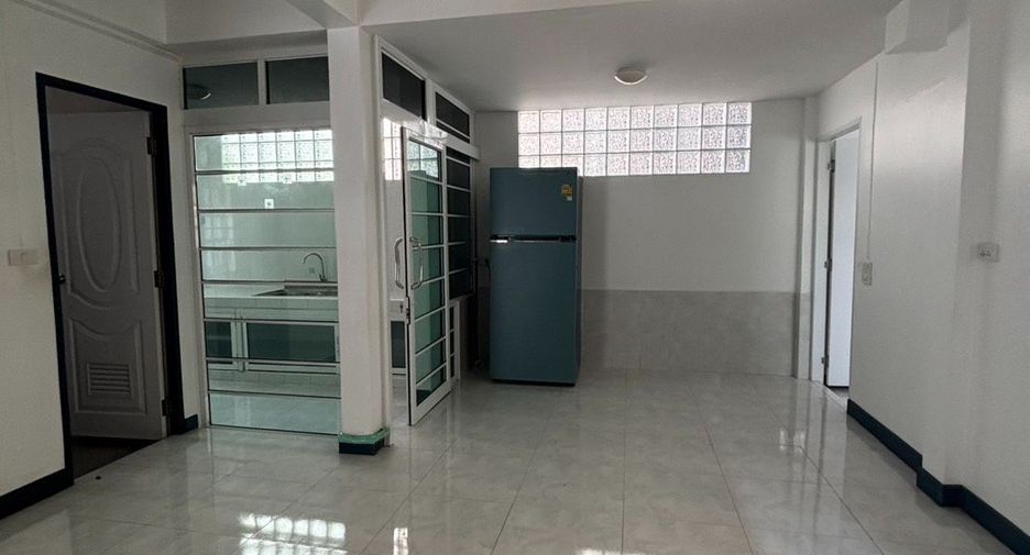 Haus zur Miete mit 3 Zimmer in Huai Khwang, Bangkok