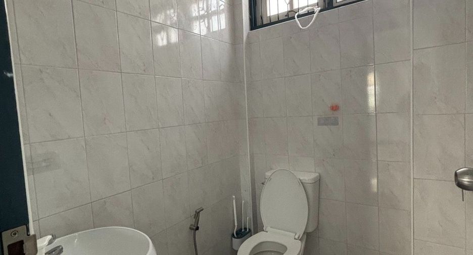 Haus zur Miete mit 3 Zimmer in Huai Khwang, Bangkok
