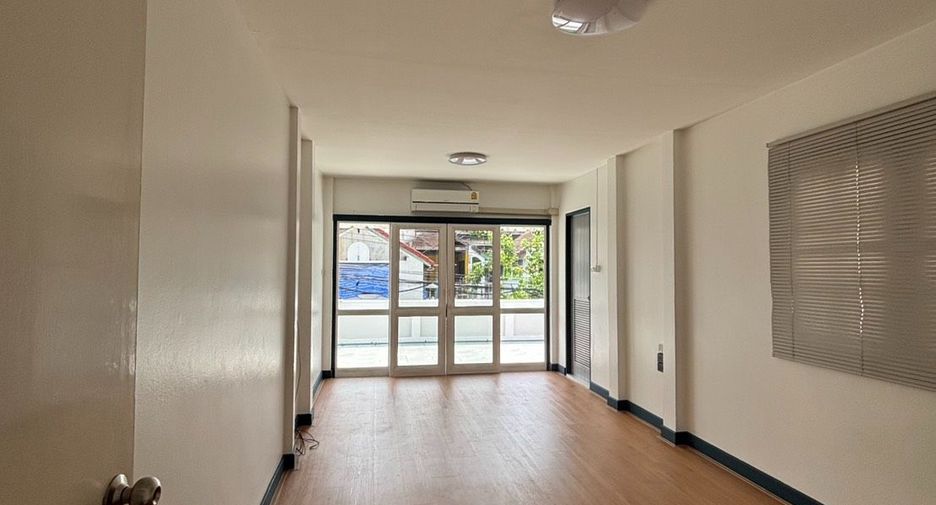Haus zur Miete mit 3 Zimmer in Huai Khwang, Bangkok
