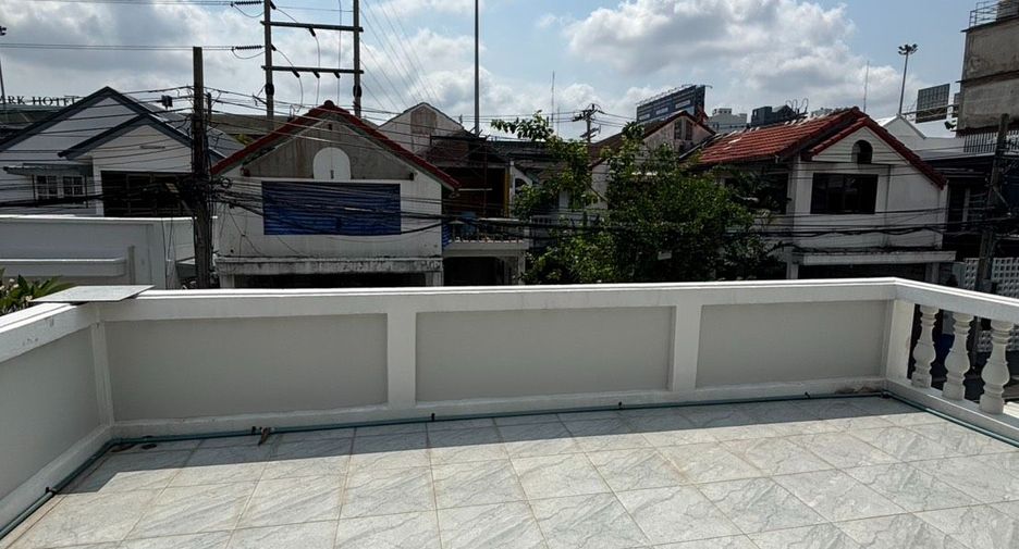 Haus zur Miete mit 3 Zimmer in Huai Khwang, Bangkok
