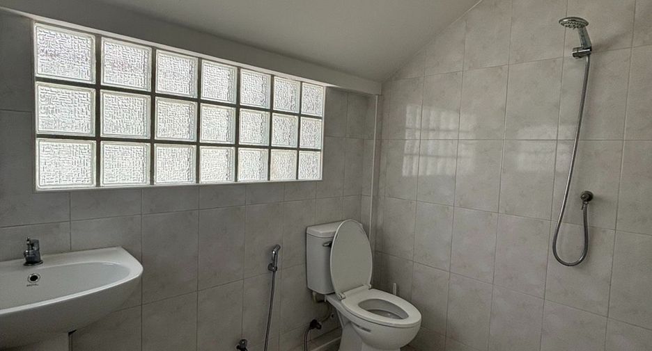 Haus zur Miete mit 3 Zimmer in Huai Khwang, Bangkok