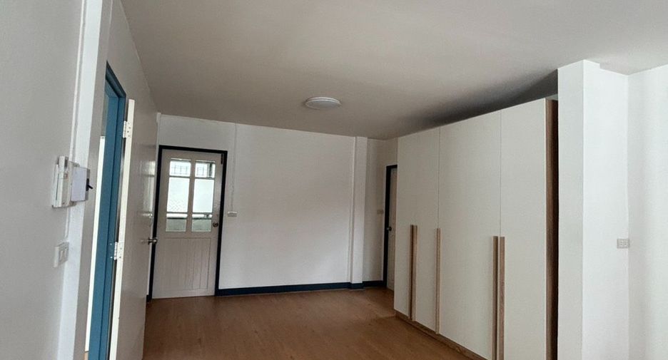 Haus zur Miete mit 3 Zimmer in Huai Khwang, Bangkok