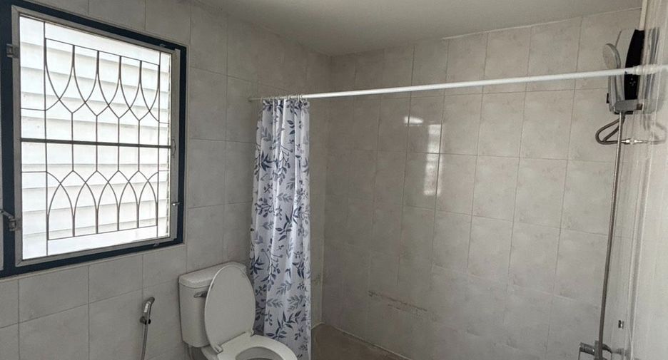 Haus zur Miete mit 3 Zimmer in Huai Khwang, Bangkok