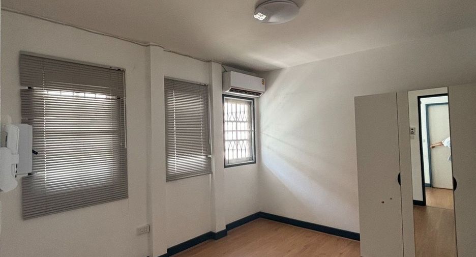 Haus zur Miete mit 3 Zimmer in Huai Khwang, Bangkok