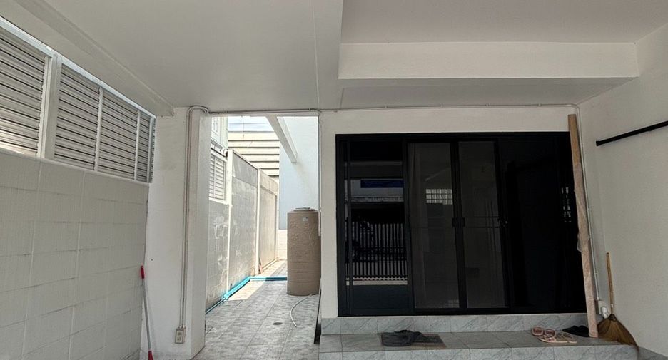 Haus zur Miete mit 3 Zimmer in Huai Khwang, Bangkok