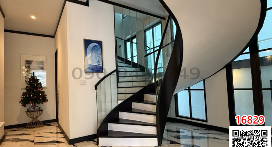 For rent 4 bedrooms house in Watthana, Bangkok