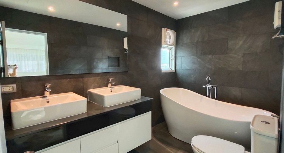 For rent 2 bedrooms condo in Bang Rak, Bangkok