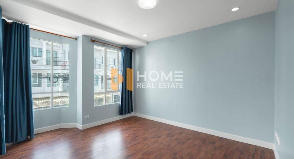 For sale 3 ベッドルーム townhouse in Bangkok Yai, Bangkok