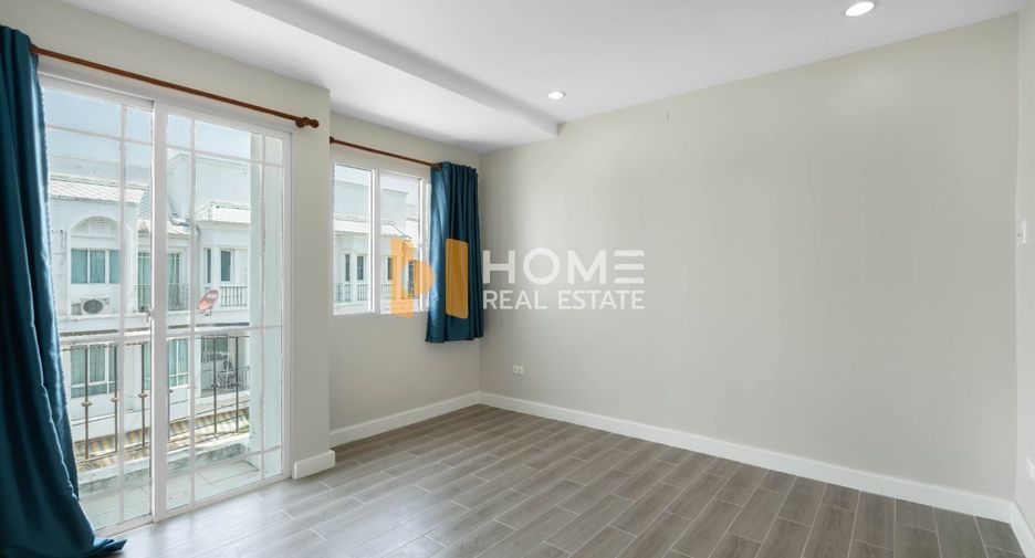 For sale 3 ベッドルーム townhouse in Bangkok Yai, Bangkok