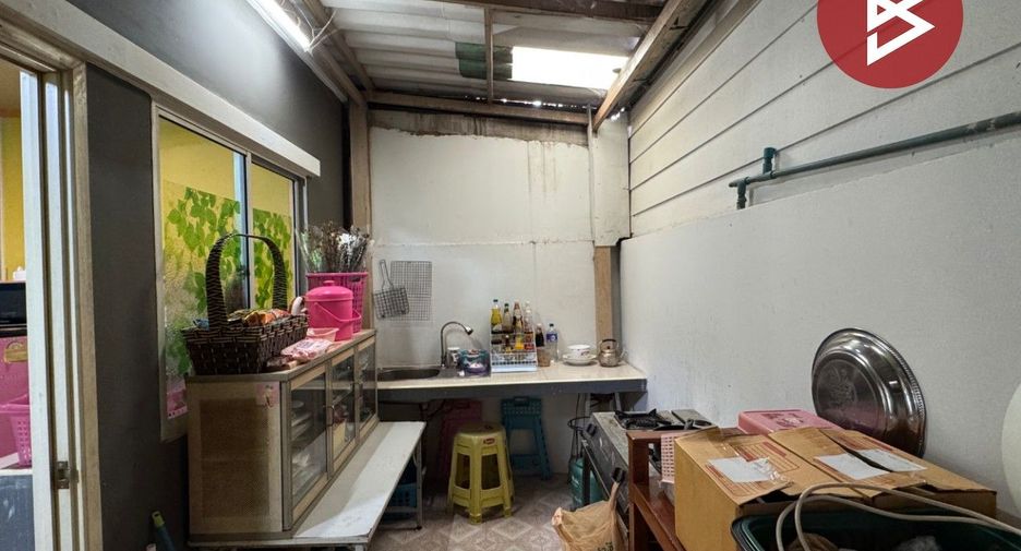 Casa adosada en venta de 3 habitaciones en Bang Sao Thong, Samut Prakan