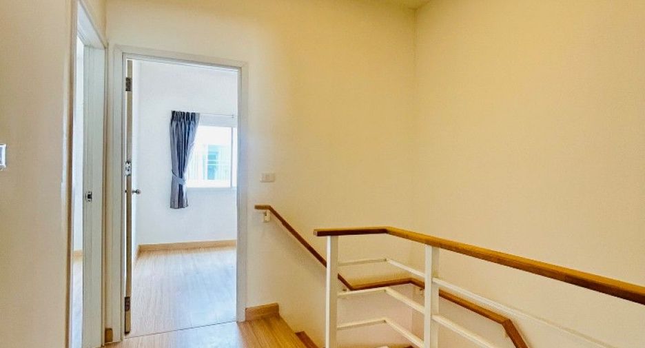 Casa adosada en venta de 4 habitaciones en Thung Khru, Bangkok