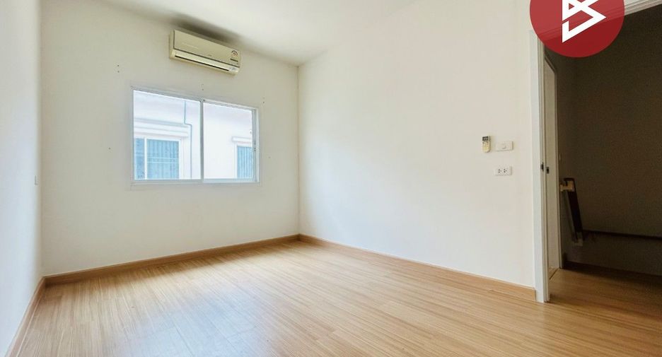 Casa adosada en venta de 4 habitaciones en Thung Khru, Bangkok
