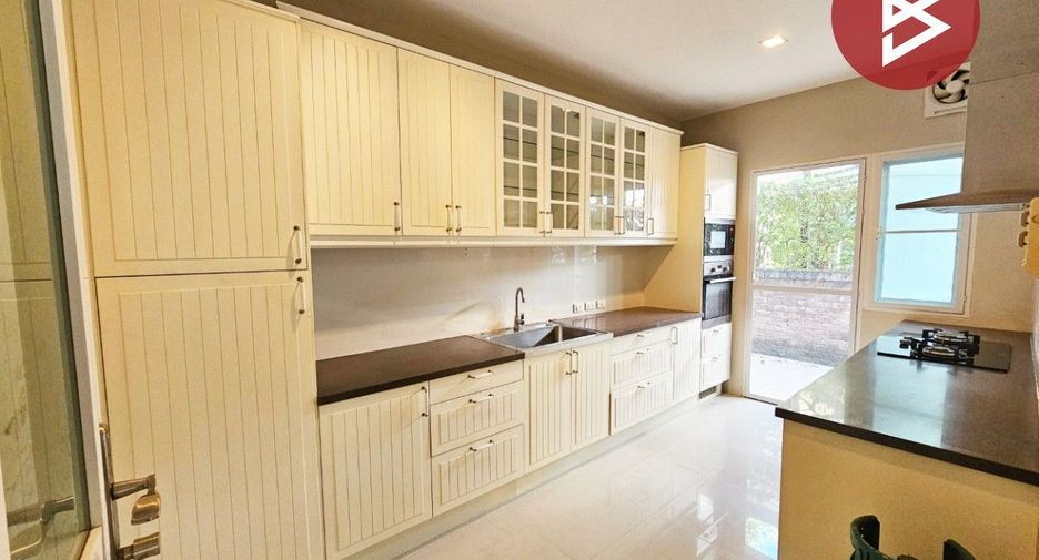 Haus zum Kauf mit 4 Zimmer in Pak Kret, Nonthaburi