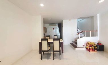 À vendre 3 chambres maison de ville à Prawet, Bangkok