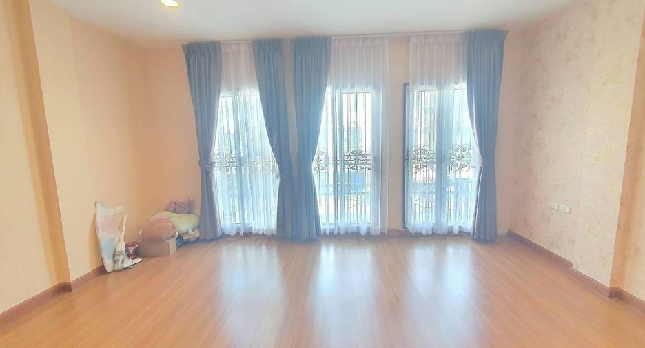 For sale 3 bedrooms townhouse in Prawet, Bangkok