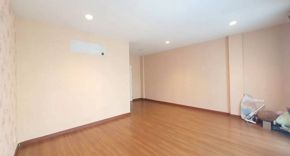 For sale 3 bedrooms townhouse in Prawet, Bangkok