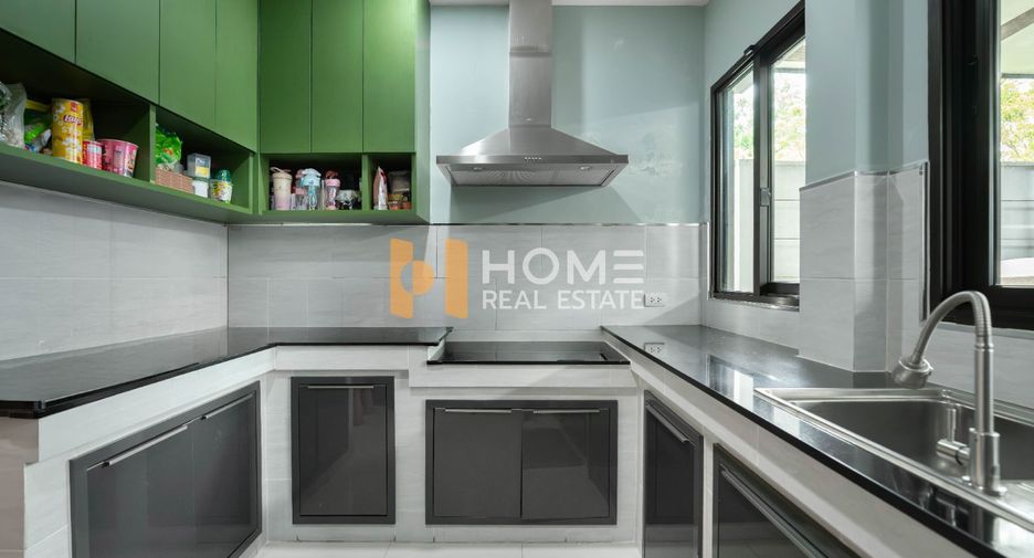 For sale 5 bedrooms house in Mueang Nonthaburi, Nonthaburi