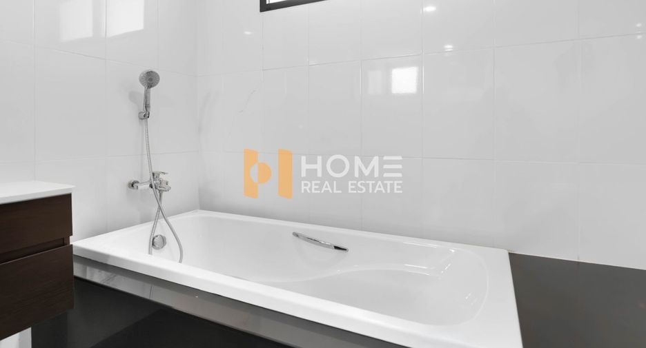 For sale 5 bedrooms house in Mueang Nonthaburi, Nonthaburi