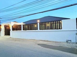 À louer 3 chambres villa à Bang Lamung, Chonburi