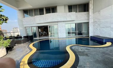 Condo en alquiler y en venta de 4 habitaciones en Khlong Toei, Bangkok