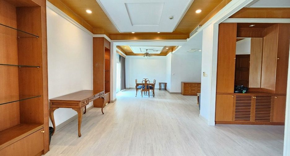 For rent 3 bedrooms apartment in Watthana, Bangkok