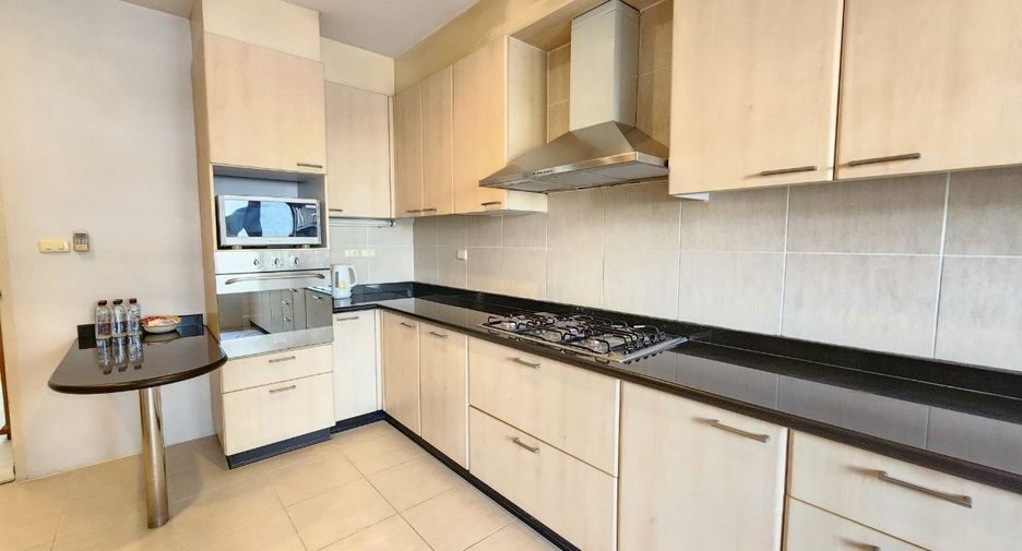 For rent 3 bedrooms apartment in Watthana, Bangkok