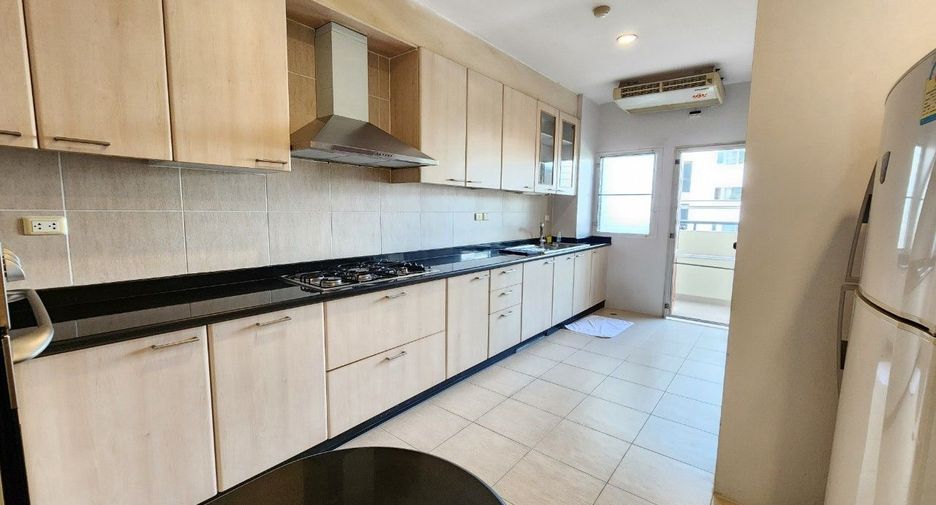 For rent 3 bedrooms apartment in Watthana, Bangkok