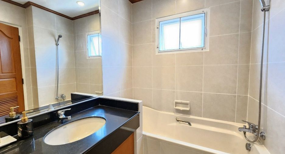 For rent 3 bedrooms apartment in Watthana, Bangkok