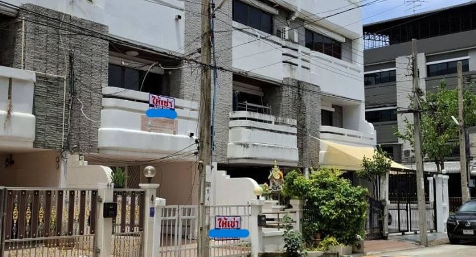 For rent 4 bedrooms retail Space in Bang Khae, Bangkok