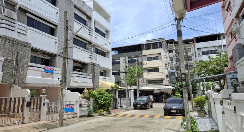 For rent 4 bedrooms retail Space in Bang Khae, Bangkok