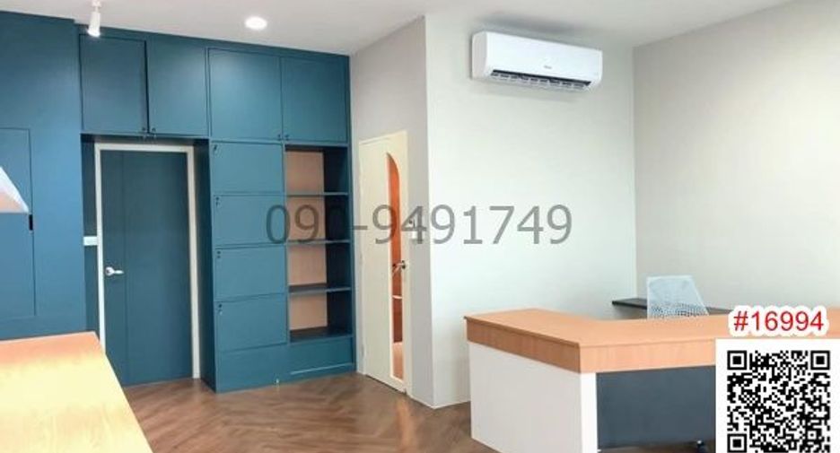 For rent 3 bedrooms townhouse in Saphan Sung, Bangkok