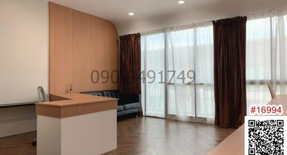 For rent 3 bedrooms townhouse in Saphan Sung, Bangkok