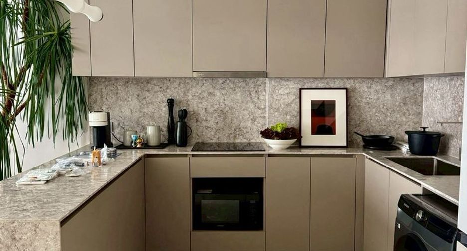 For rent 3 bedrooms condo in Huai Khwang, Bangkok