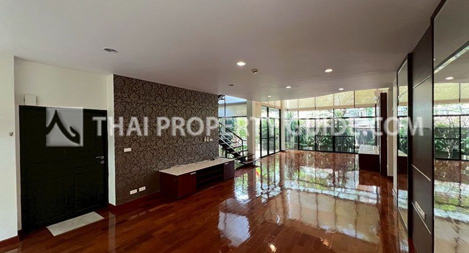 For rent 3 ベッドルーム apartment in Khlong Toei, Bangkok