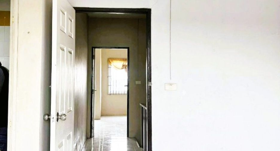 À vendre 2 chambres local commercial à Ban Bueng, Chonburi