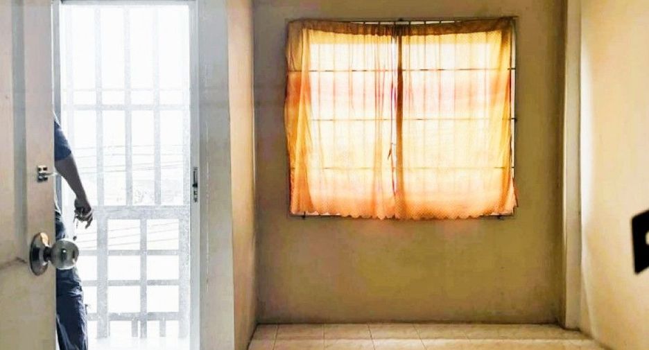À vendre 2 chambres local commercial à Ban Bueng, Chonburi