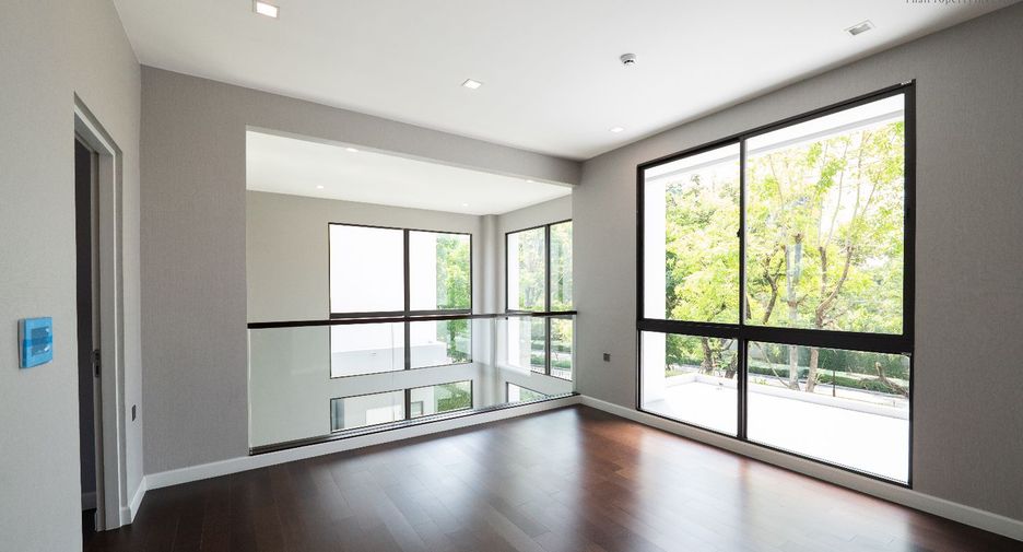 For sale 5 bedrooms house in Saphan Sung, Bangkok