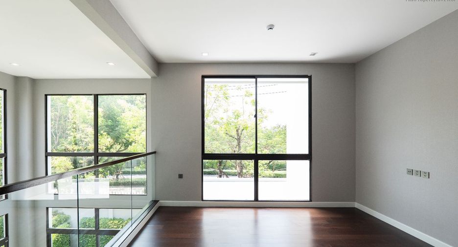 For sale 5 bedrooms house in Saphan Sung, Bangkok