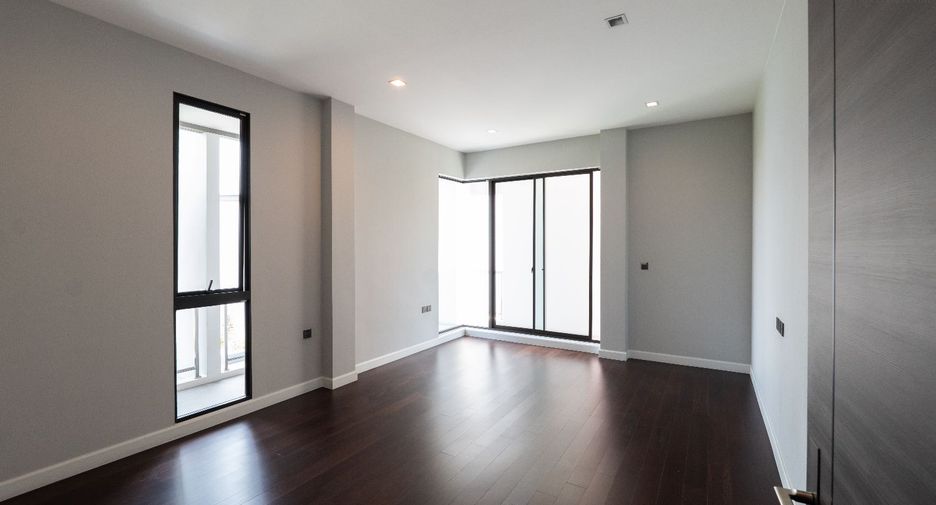 For sale 5 bedrooms house in Saphan Sung, Bangkok