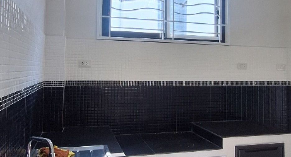 For sale 4 bedrooms house in Mueang Pathum Thani, Pathum Thani