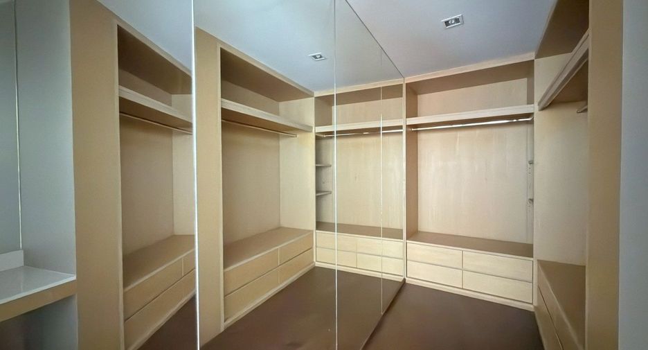 For rent 4 bedrooms condo in Bang Lamung, Chonburi